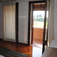 Camera con bagno privato e cucina in comune