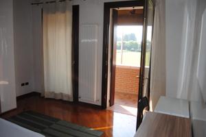 Camera con bagno privato e cucina in comune