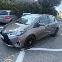 Toyota Yaris 1.5 hybrid trend gray edition