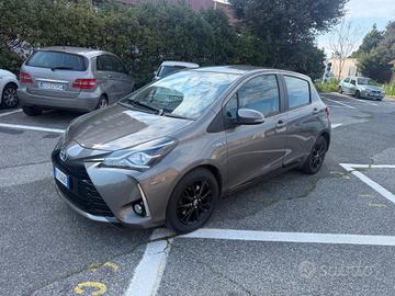 Toyota Yaris 1.5 hybrid trend gray edition
