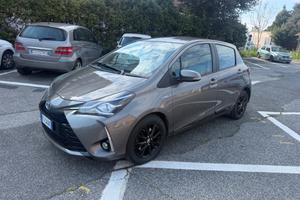 Toyota Yaris 1.5 hybrid trend gray edition