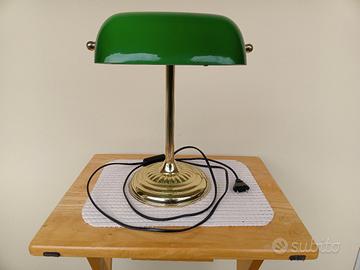 Lampada da scrivania.