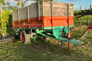 Rimorchio agricolo ribaltabile