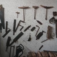 Parete di vecchi arnesi e altro