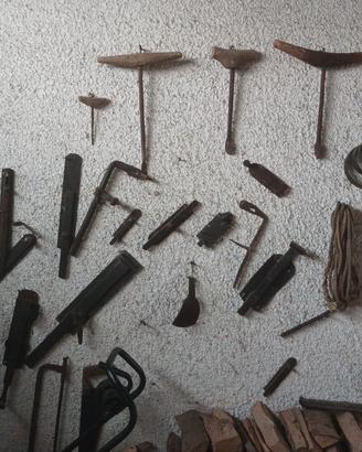 Parete di vecchi arnesi e altro