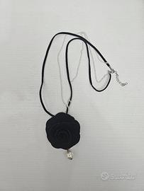 Collana lunga con fiore nero tessuto, perla,catena