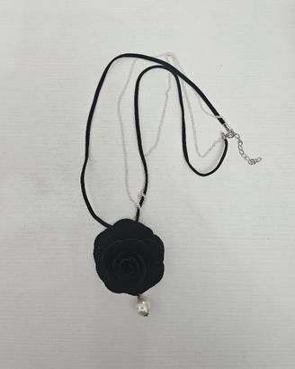 Collana lunga con fiore nero tessuto, perla,catena