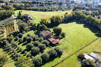 Rustico / Casale di 300 m² con più di 5 locali a T