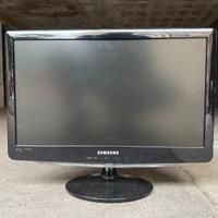 Piccola TV completa di telecomando