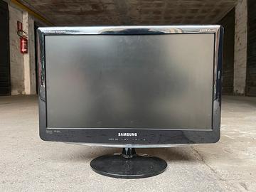 Piccola TV completa di telecomando