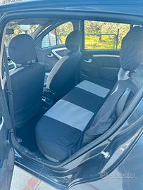  macchina Dacia Sandero nera