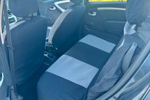  macchina Dacia Sandero nera