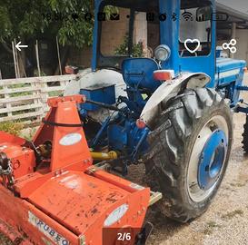 trattore Ford 3000 con attrezzi 