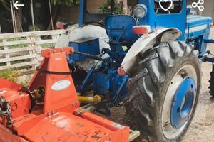 trattore Ford 3000 con attrezzi 