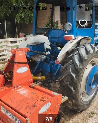 trattore Ford 3000 con attrezzi 