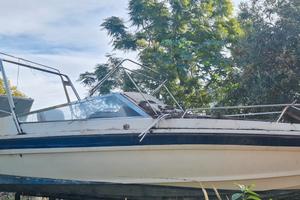 motoscafo mod arcos 27 con piccola  cabina 