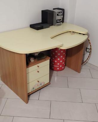 SCRIVANIA IN LEGNO IN BUONE CONDIZIONI