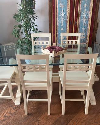 Tavolo in cristallo e legno con sedie