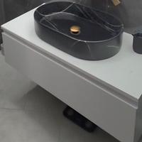 mobile sospeso con ciotola lavabo