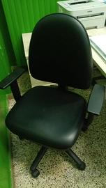 Scrivania, Sedie da ufficio e armadietto