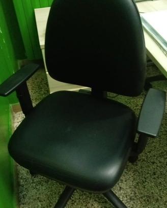 Scrivania, Sedie da ufficio e armadietto