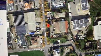 Casa con terreno e capannoni