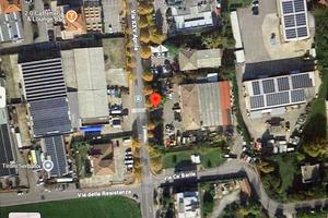 Casa con terreno e capannoni