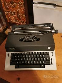 Macchina da scrivere Olympia International