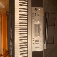 Pianola elettrica Yamaha PSR E353 con custodia