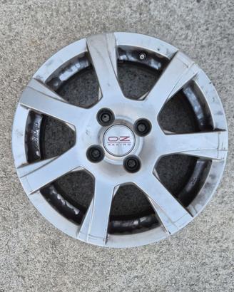 Cerchi in lega da 15" con valvole TPMS