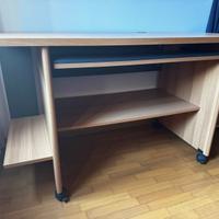 scrivania con ripiano estraibile