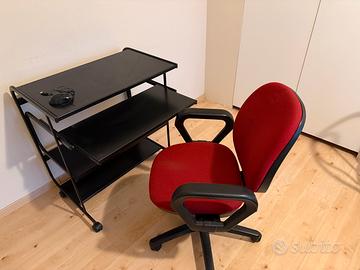 Scrivania per pc+ sedia