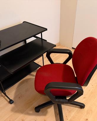 Scrivania per pc+ sedia