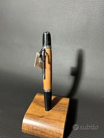 Penna artigianale in legno lavorata al tornio