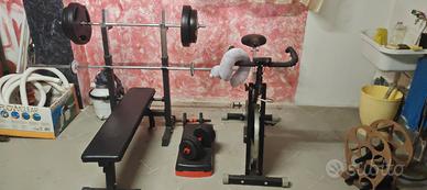 panca con bilanciere pesi manubrio e cyclette
