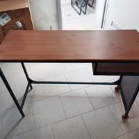 piccola scrivania IKEA 