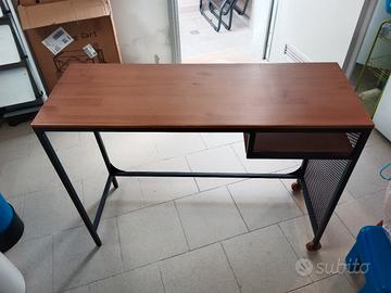 piccola scrivania IKEA 