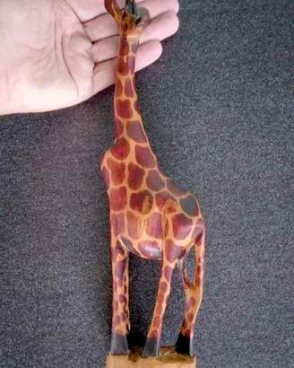 Statuetta artigianale giraffa in legno