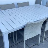 Tavolo e sedie da giardino