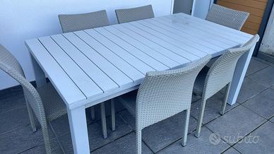Tavolo e sedie da giardino