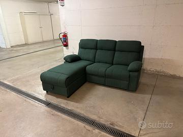 Divano in tessuto verde