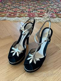 Fendi sandali neri con dettagli oro