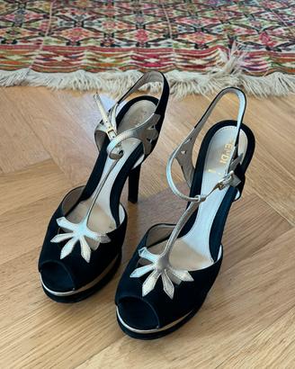 Fendi sandali neri con dettagli oro