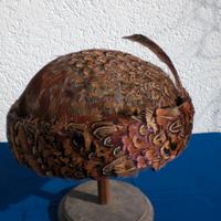 Cappello, copricapo semisferico piume di fagiano
