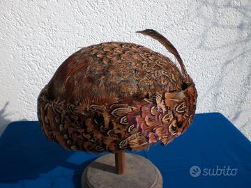 Cappello, copricapo semisferico piume di fagiano
