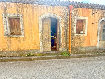 Casa indipendente da ristrutturare a Linguaglossa