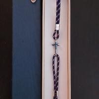 Bracciale in cordino con croce metallica