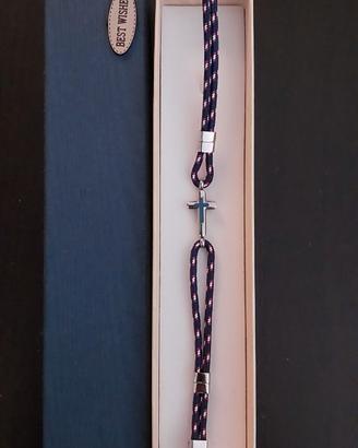Bracciale in cordino con croce metallica