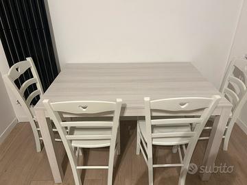 Tavolo da pranzo con sedie
