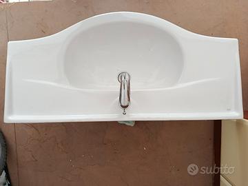 Lavabo in ceramica completo di rubinetteria